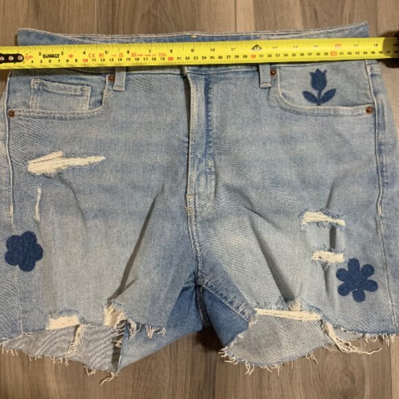 Old Navy high-waisted "OG" cut-off jean shorts (size 14) - Picture 6 of 7